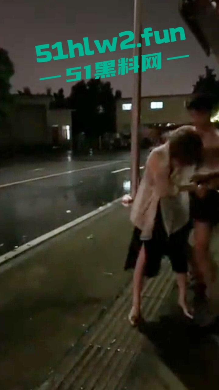 广东渣女开男友车装白富美出轨车震情人，男友用GPS找到当场抓住俩人奸情胆子是真大啊。-5