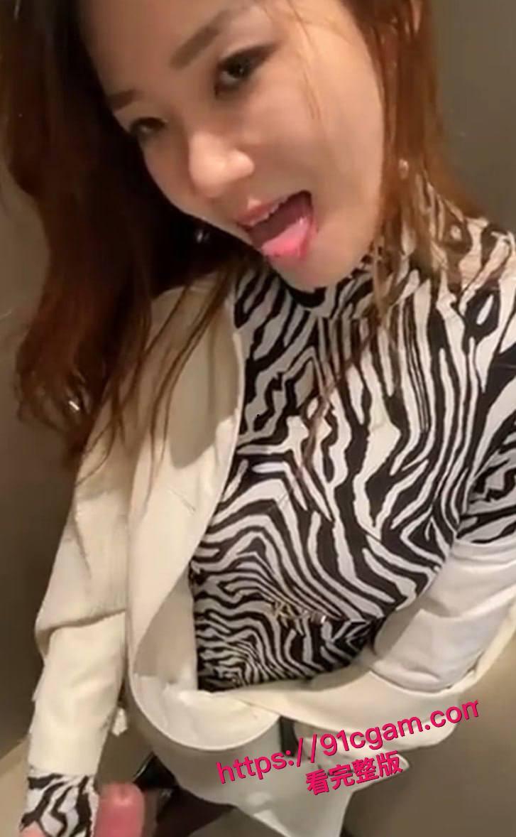 北京柜姐朱艳燕 商场试衣间与情人激情口交 妩媚眼神勾魂 骚浪动作逆天 这淫荡劲谁能顶住啊!-2