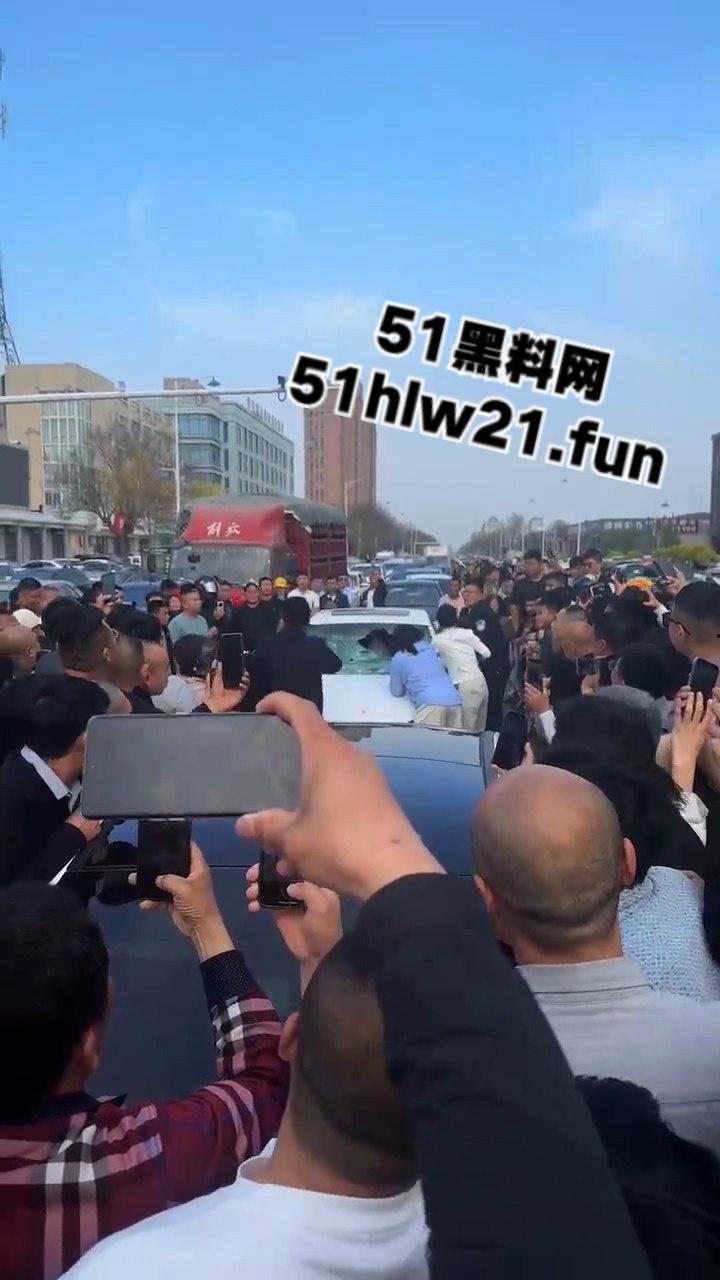 河北邢台爆发妻妾大战，原配怒砸小三车，楚楚可怜的小三被砸碎车玻璃大露骚脸！-1