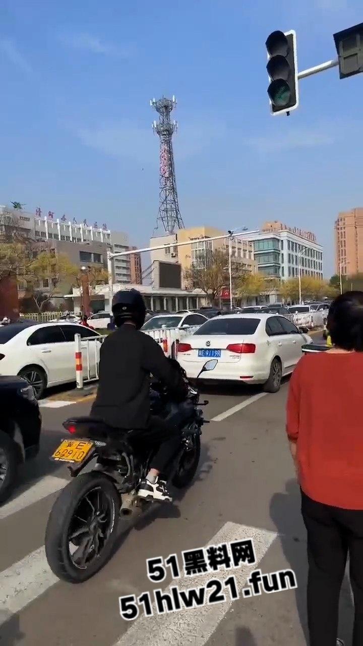 河北邢台爆发妻妾大战，原配怒砸小三车，楚楚可怜的小三被砸碎车玻璃大露骚脸！-3