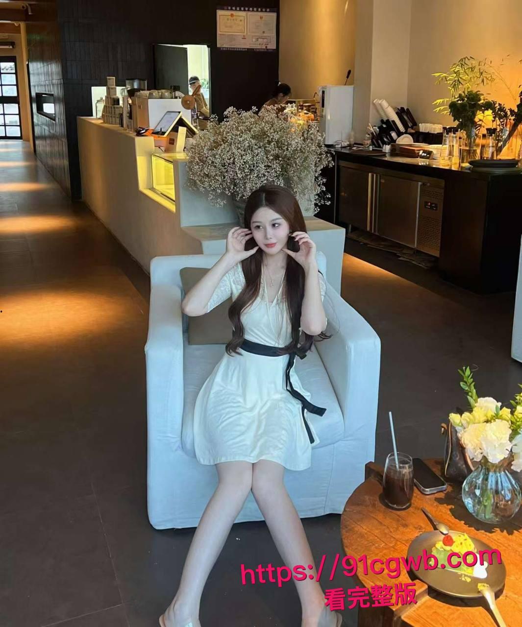 这骚货上次春药开苞，这次主动穿丁字裤送上门，当着结婚照被操嗷嗷叫-4