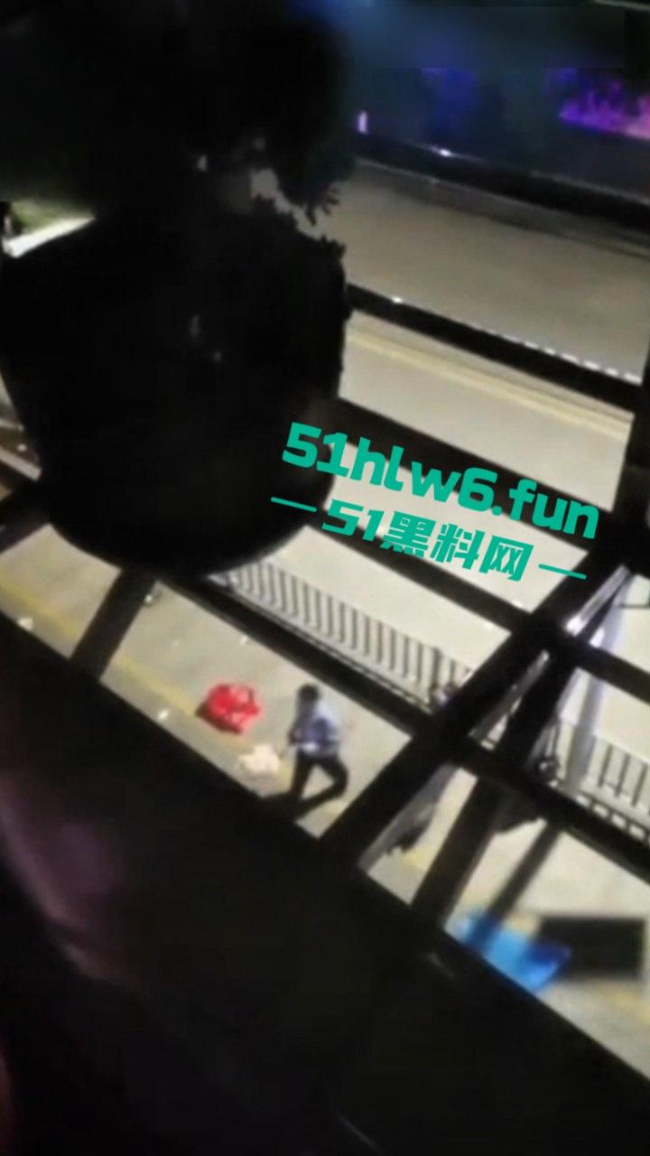 夫妻吵架奶妈愤怒将孩子从五楼仍下去，据传是有产后抑郁症，目前已经被帽子叔叔带走。-4