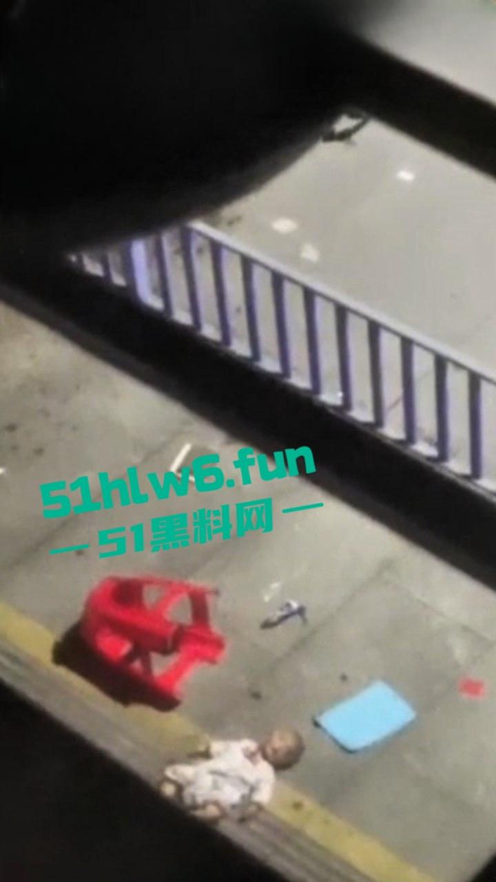 夫妻吵架奶妈愤怒将孩子从五楼仍下去，据传是有产后抑郁症，目前已经被帽子叔叔带走。-7