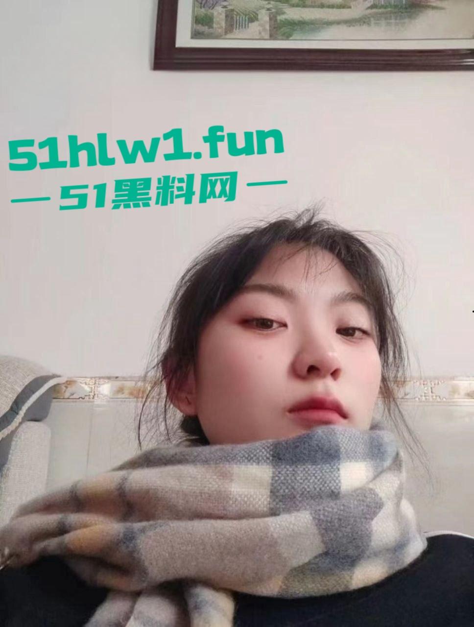 贵州财经商务英语大一妹子【常雪】私密视频流出，清纯外表反差巨大，这骚操作真没看出来！-9