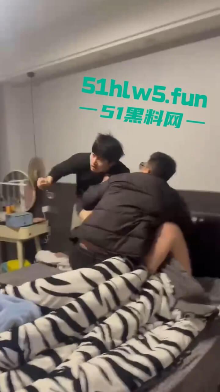 苍南县捉奸现场，男子出轨骚逼幼师，其老婆跟踪到现场叫来小三老公一起捉奸，现场炸裂惨不忍睹。-4