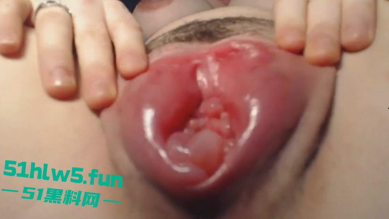 老外变态重口玩穴,用真空器把逼吸到浮肿,吸完的小穴看着非常粉嫩饱满真像甜蜜蜜的水蜜桃。-10