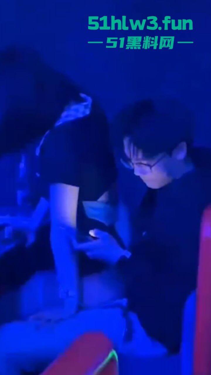 辽油三高学生【王庸昊】与女同学在酒吧现场doi被拍，桌底吃鸡上位骑乘刺激爆棚。-1