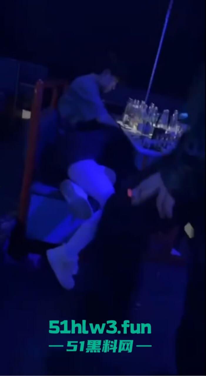 辽油三高学生【王庸昊】与女同学在酒吧现场doi被拍，桌底吃鸡上位骑乘刺激爆棚。-10