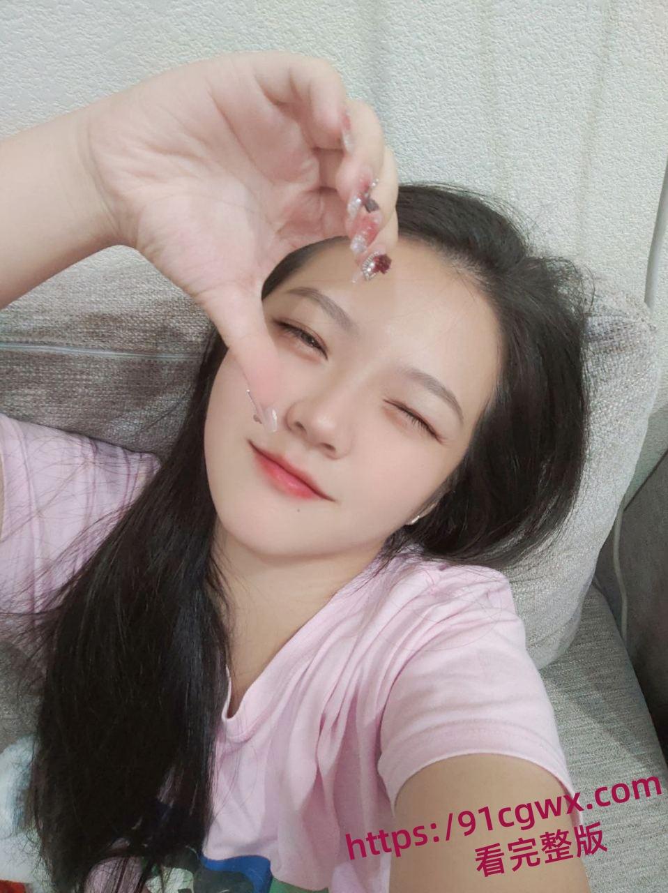 绿母骚妻张悦在公司做客服却还要主动献逼给同事玩3P 穿着黑丝趴在窗前遭受肉棒狂怼打桩!-2