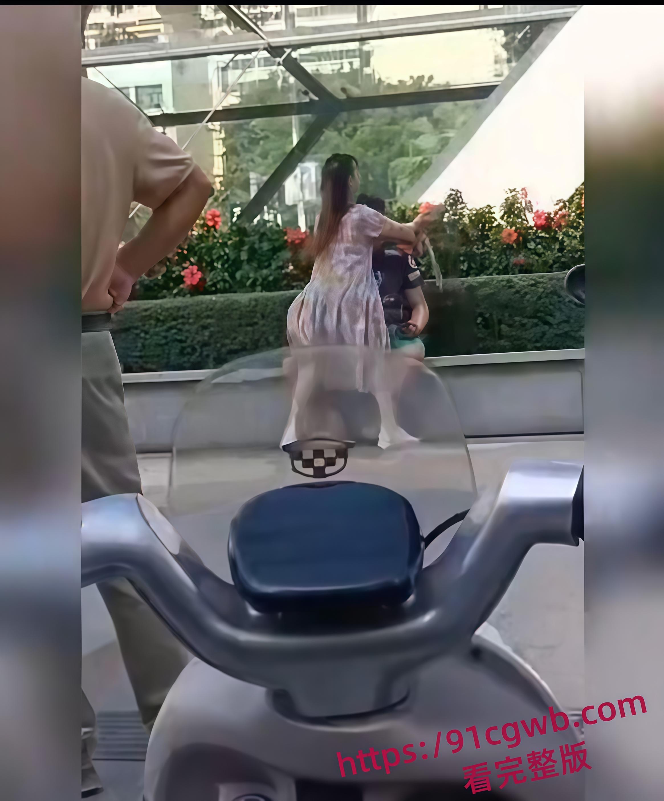 不想努力的小伙与阿姨 阿姨x欲爆棚忍不住当众自摸 俩人直接在公园长椅上手活互撸-2