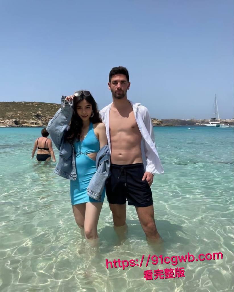 上海美术学院留学生卢美婷海外媚洋,白人洋爹 对她疼爱是菊花开,街头翘臀求白人爆插!-2