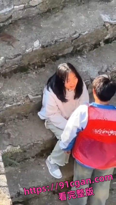 意大利罗马光天化日之下 妹子在圆柱广场中心的喷泉里裸泳！！！-2