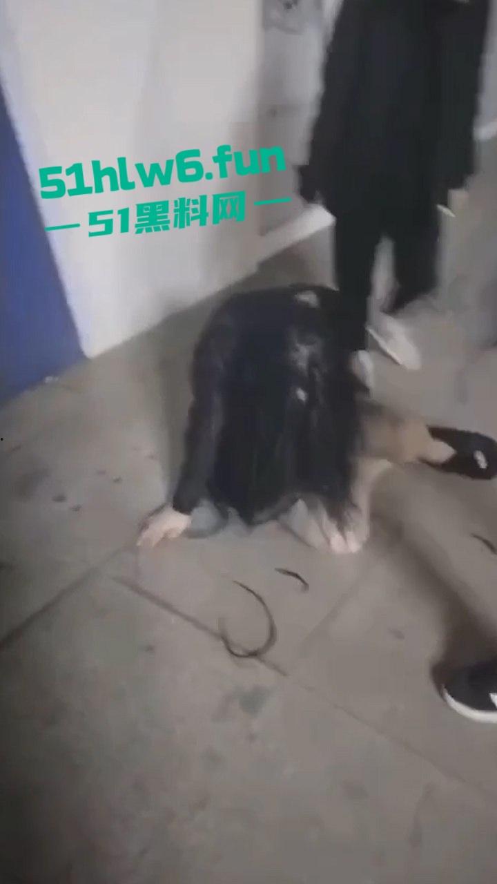 俩嘴贱妹给大姐头造黄谣，被对方带人当街暴打，拖拽扇脸假体都打出来了。-2