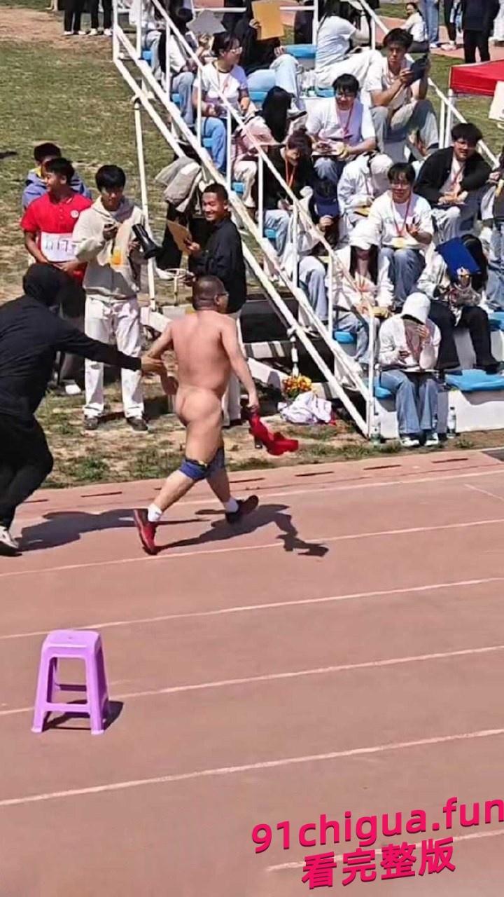 河北石家庄邮电学院5000米赛跑途中何林明在最后50米冲刺时裸奔！-4