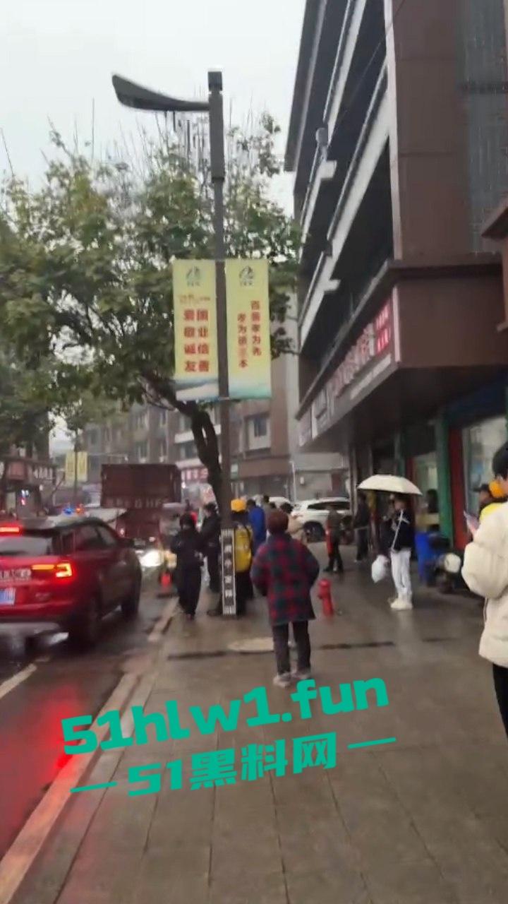 四川蓬安已婚女子装单身骗财骗爱被上头男持刀捅死，原配老公惨遭连坐一家归西。-7