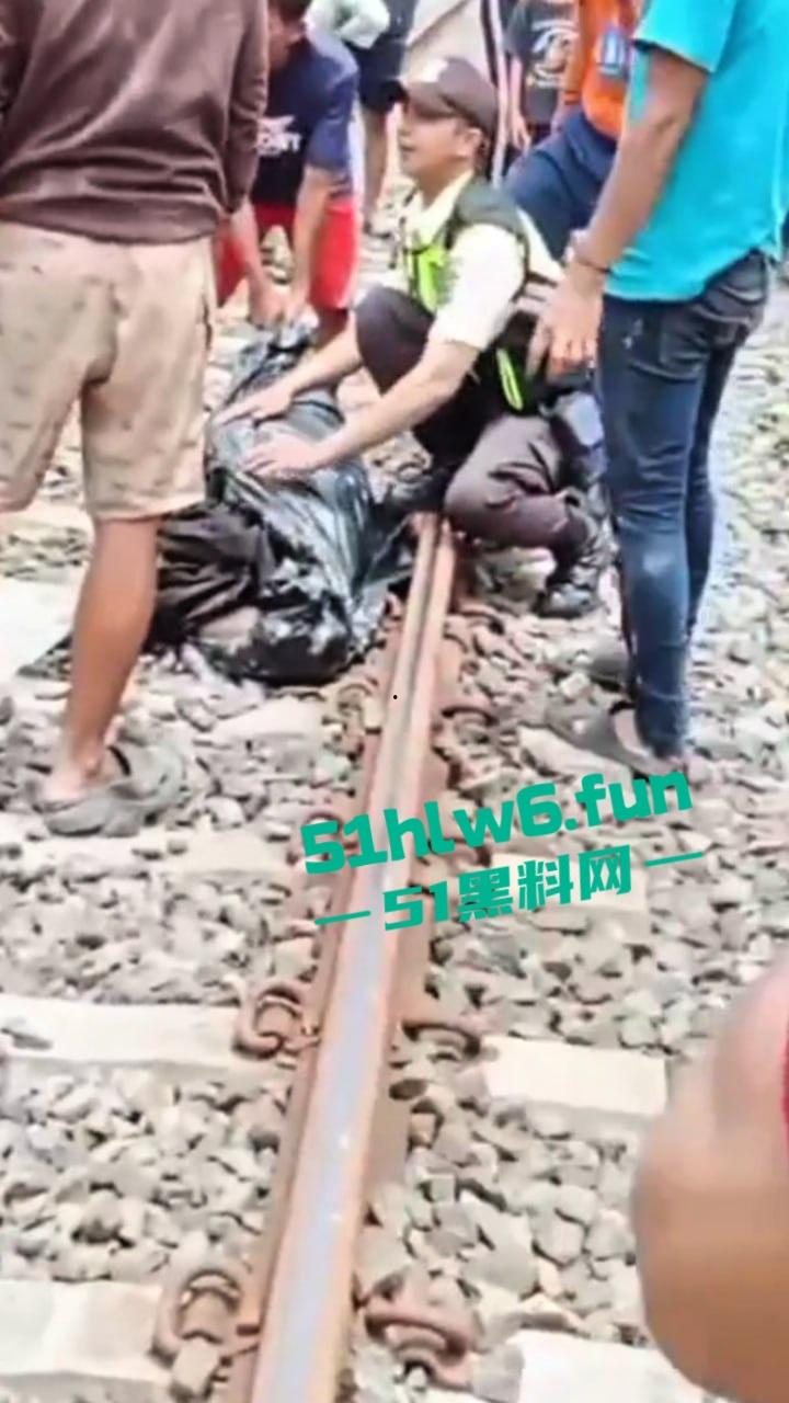 印度三哥作死现场，打横市男子一边玩游戏一边过火车道，结果遭遇货车碾压拖行100多米当场死亡。-1