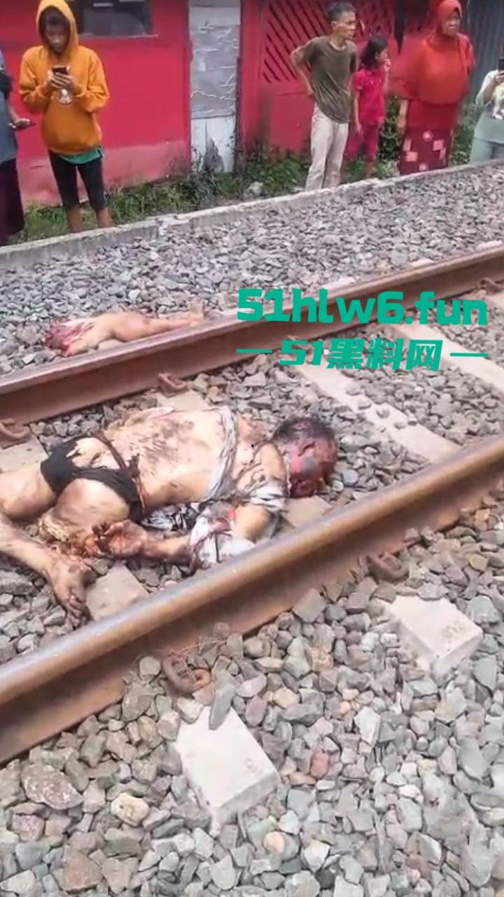 印度三哥作死现场，打横市男子一边玩游戏一边过火车道，结果遭遇货车碾压拖行100多米当场死亡。-7