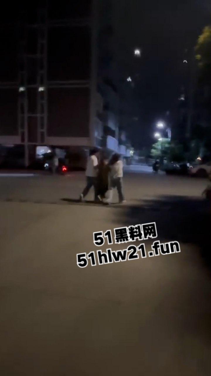 广东无耻小三女偷腥卖骚勾引男人，被原配当街扇脸暴揍，拎着头发让大家好好欣赏这张骚脸。-3