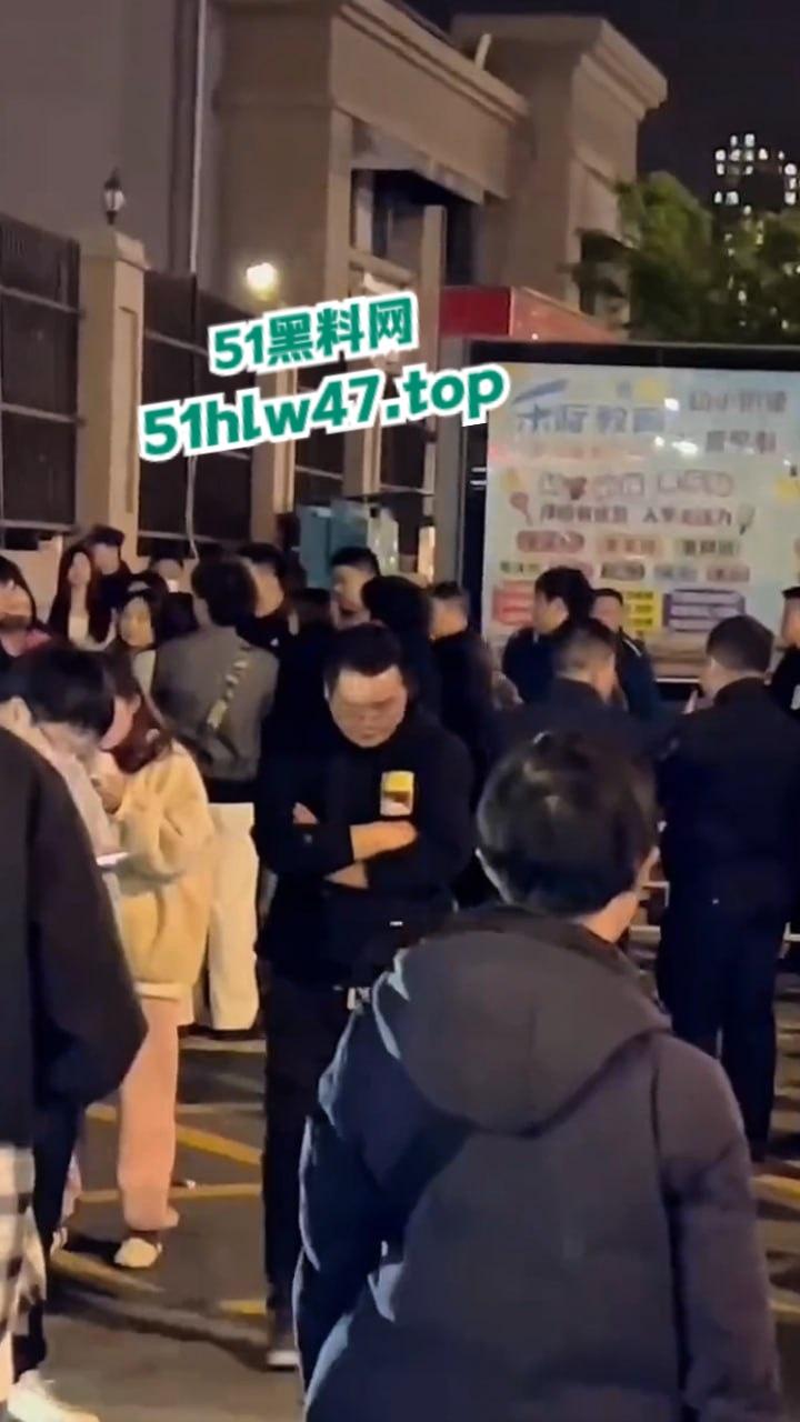 武汉海昌天澜黑箱操作换物业，据悉是两波物业公司抢地盘，一群业主也参与其中堪比古惑仔现场。-1