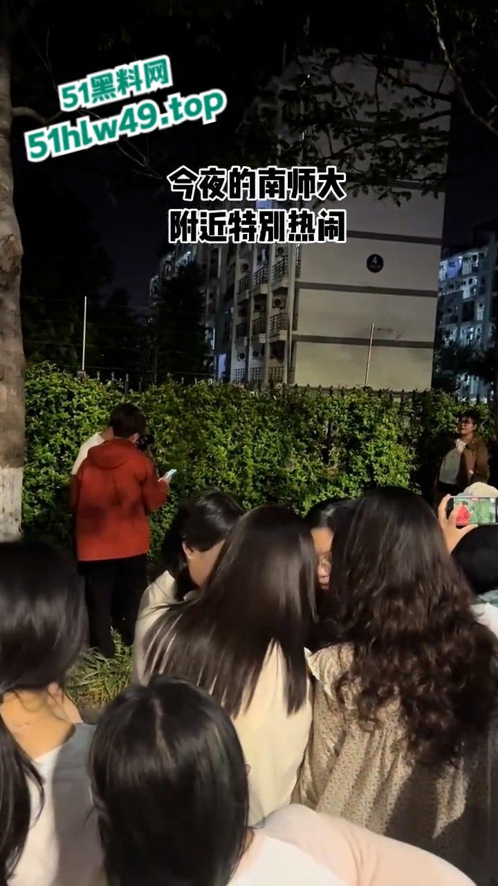 江苏泰州纯爱小哥千里寻爱，得知被女友戴多顶绿帽，人财两失当街破防楼下大骂婊子。-4