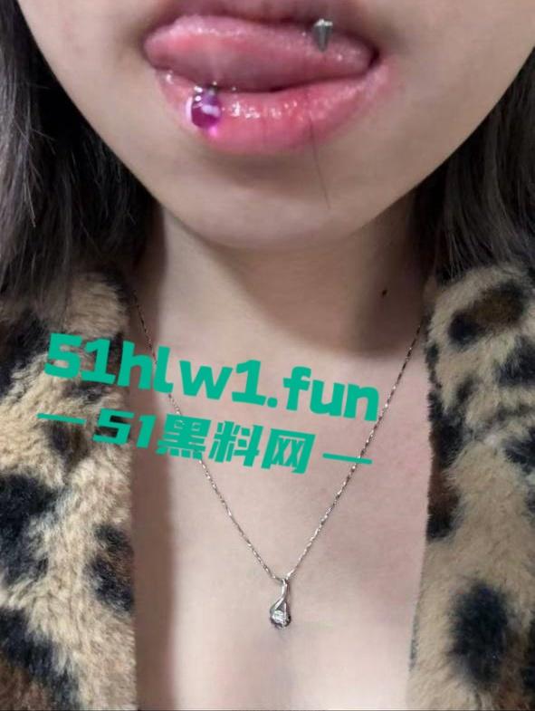 独家曝光！湖北19岁母狗【邵丽燏】库底咖啡营业员，在寝室给主人拍自慰视频做任务小处女被调教成骚母狗！-11