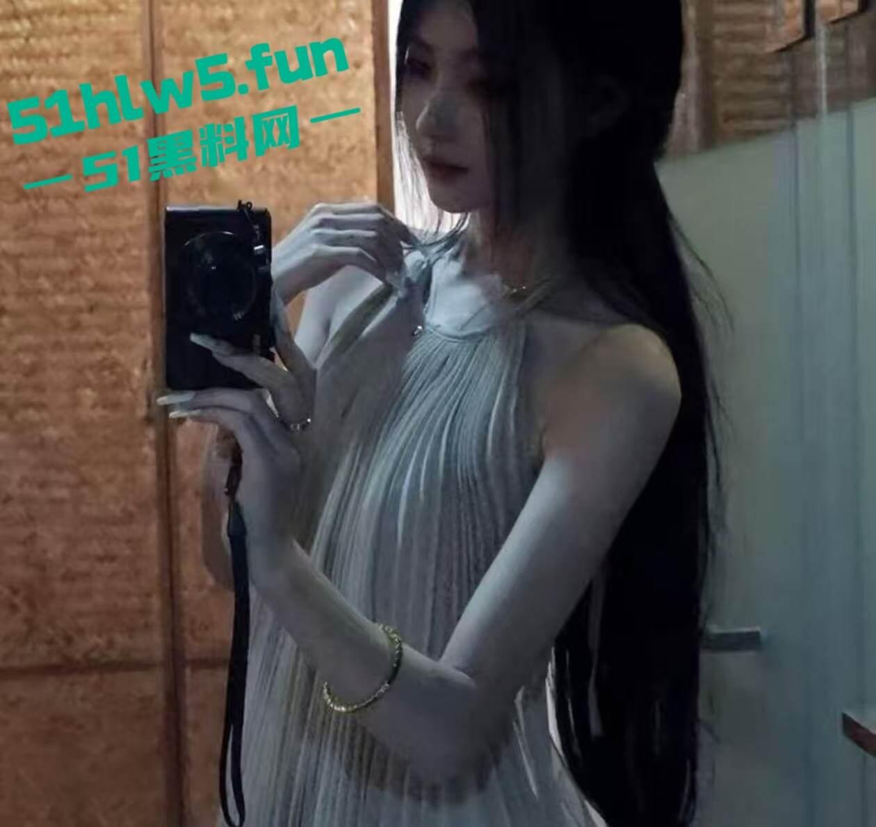 抖音高颜值网红【寺圭森寺森】直播时被操逼吗？ 面无表情继续直播，引发网友们的高度关注。-3