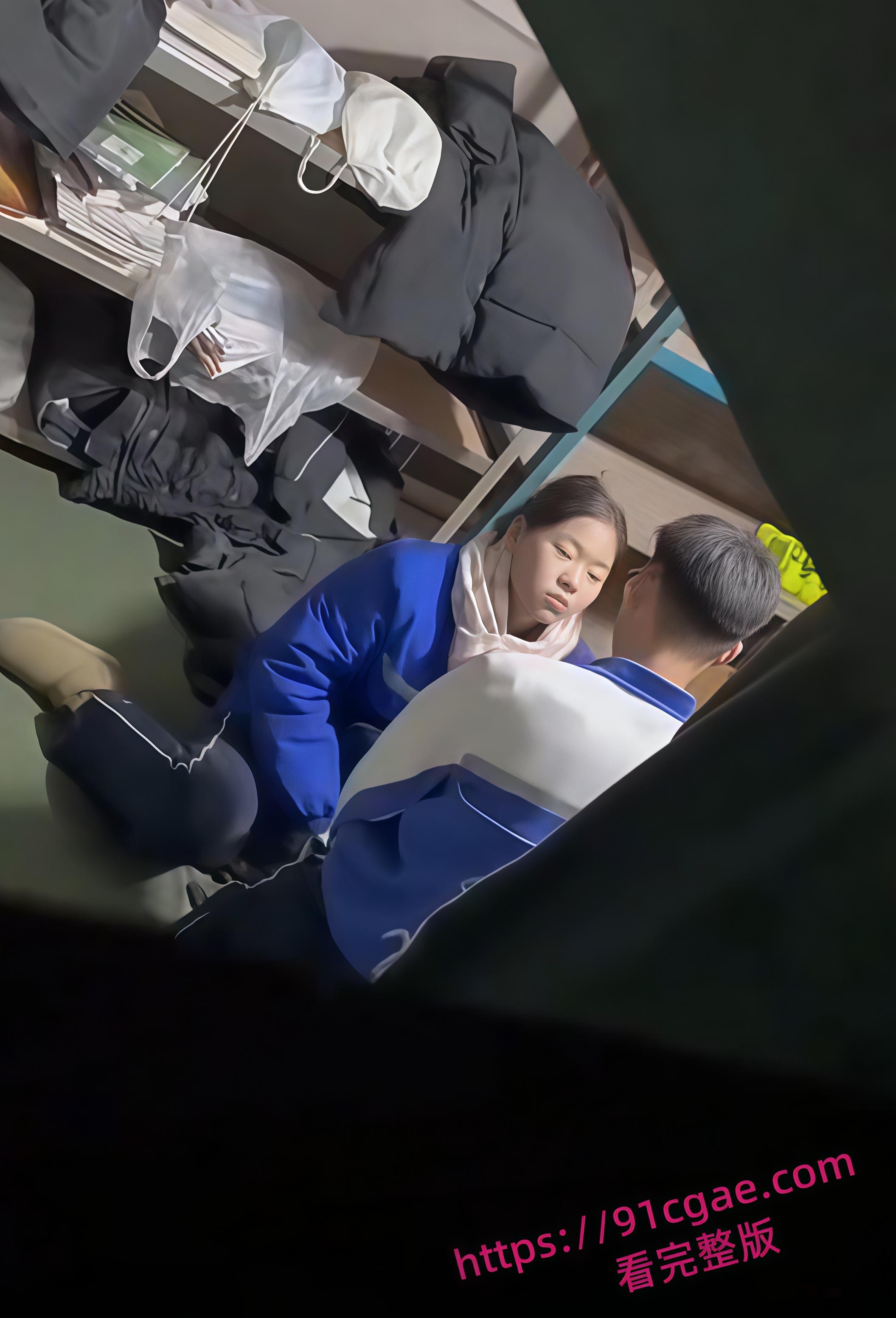 早熟大学生储藏室偷情翻车 教室后门少女翘臀撅起口交吞精 吐到塑料袋中打包带走 骚劲十足！-2