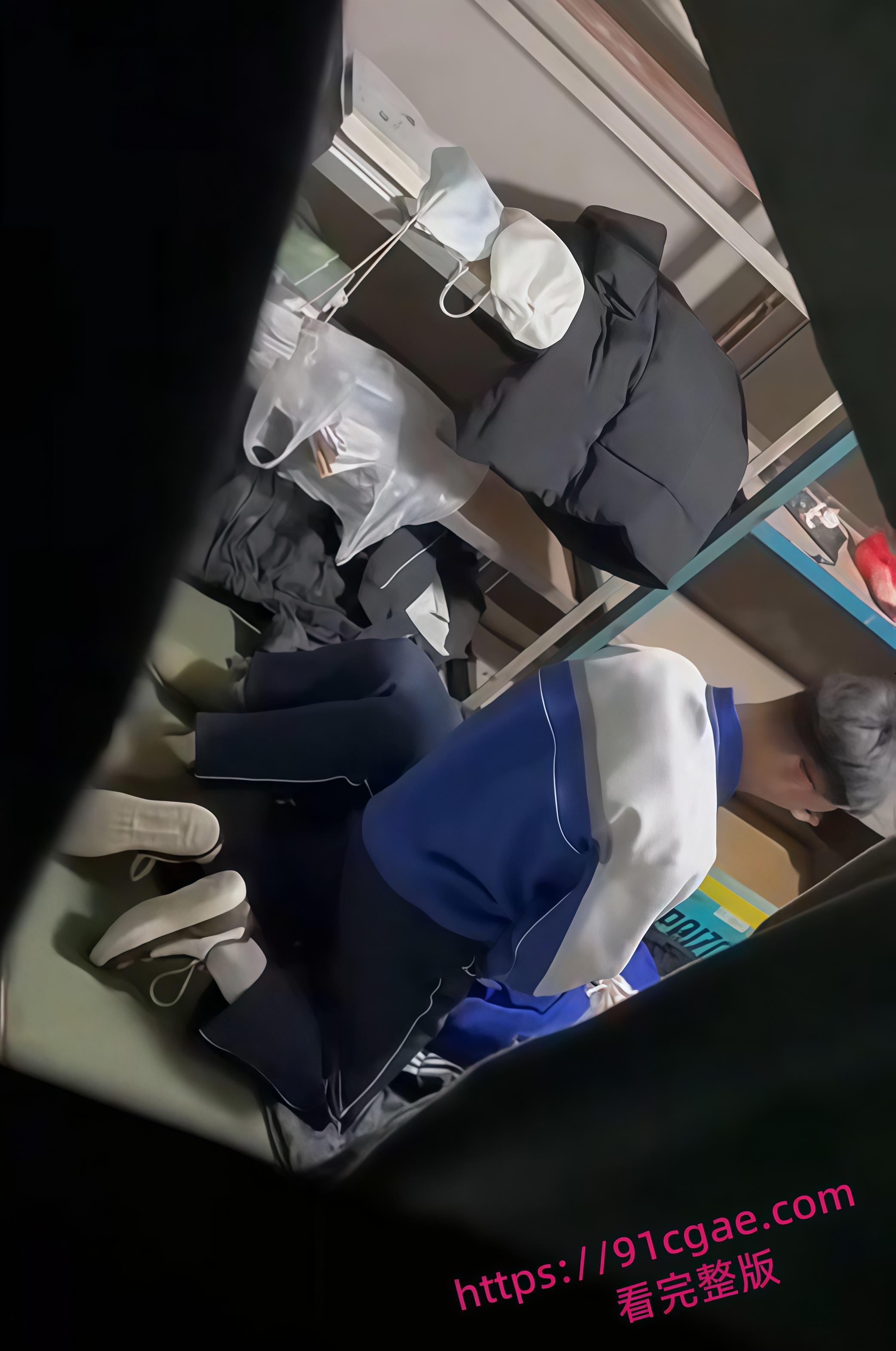 早熟大学生储藏室偷情翻车 教室后门少女翘臀撅起口交吞精 吐到塑料袋中打包带走 骚劲十足！-4