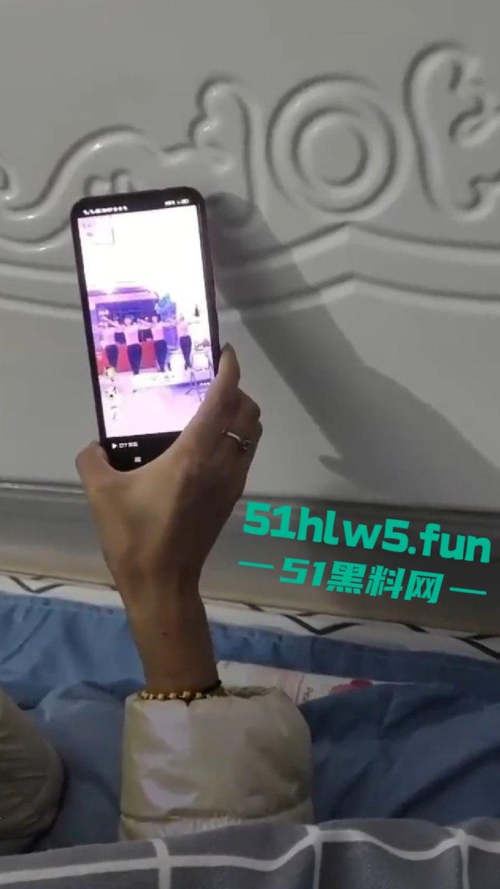 乱伦系列之丈母娘，变态女婿乱伦丈母娘趁老婆上班扒光岳母，扛腿抽插激情爆操，操的丈母娘不停浪叫。-9