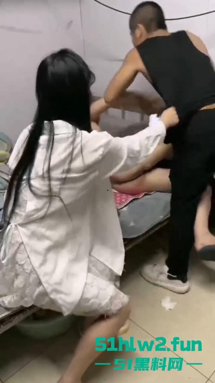 河南鹤壁狗男女出租屋内偷情被抓，荡妇竟然试图保护情夫，小三男被群殴光身暴打惨叫声堪比杀猪。-1