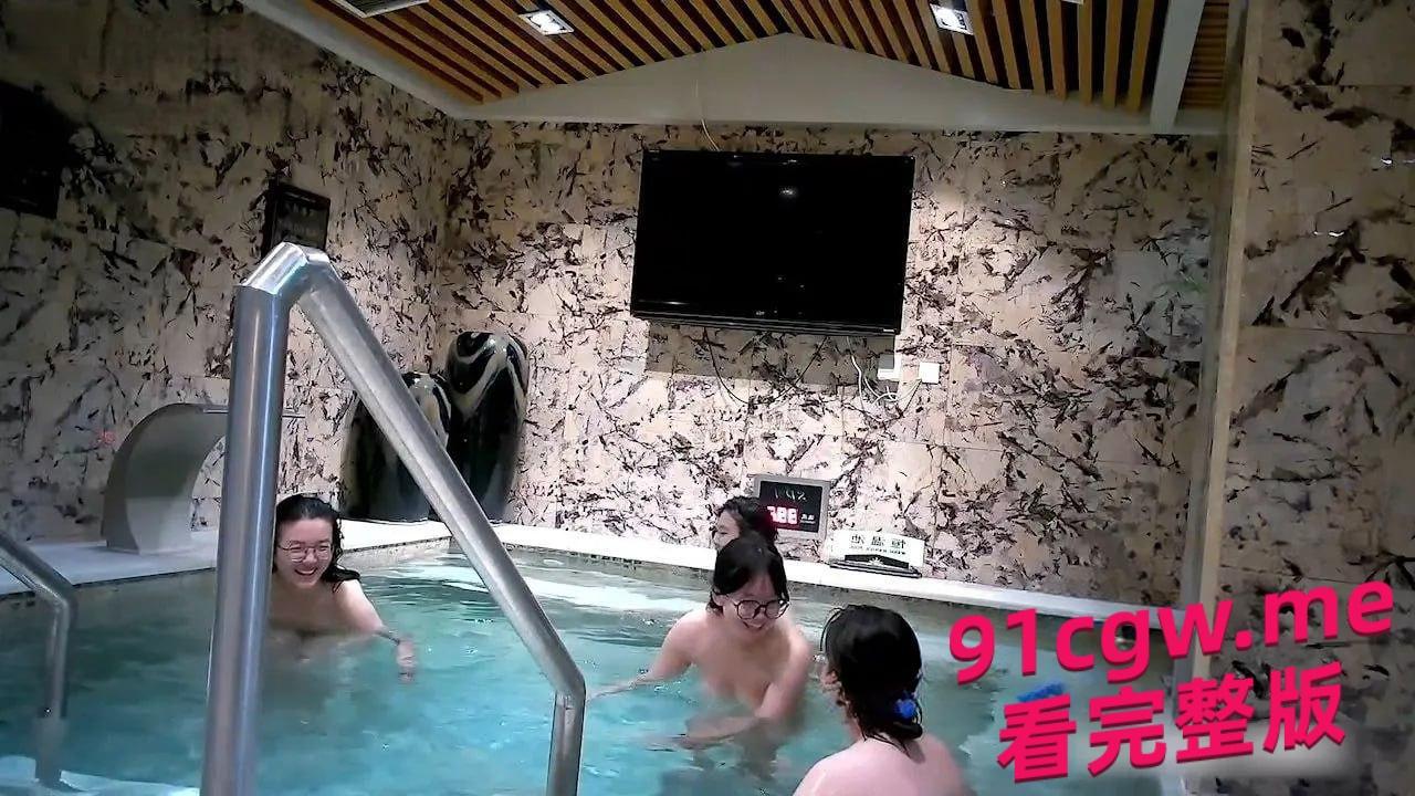 女澡堂偷拍视频流出！水中嬉戏看得人口水直流！-6