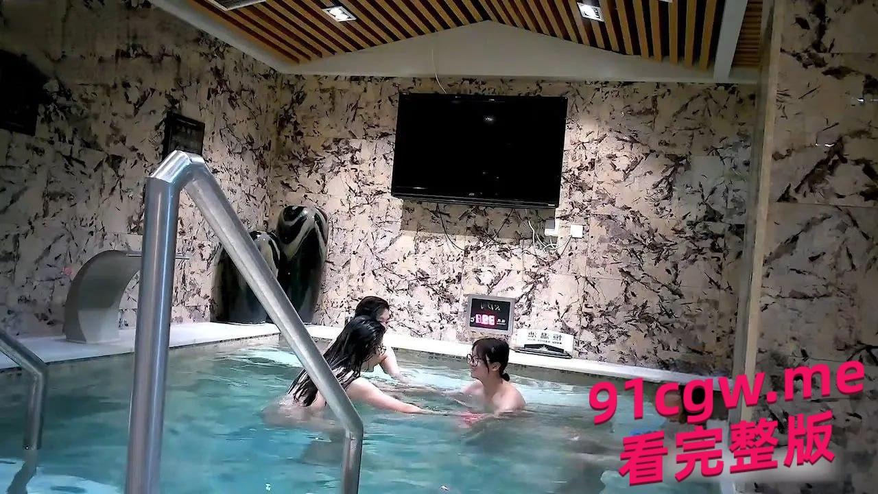 女澡堂偷拍视频流出！水中嬉戏看得人口水直流！-7