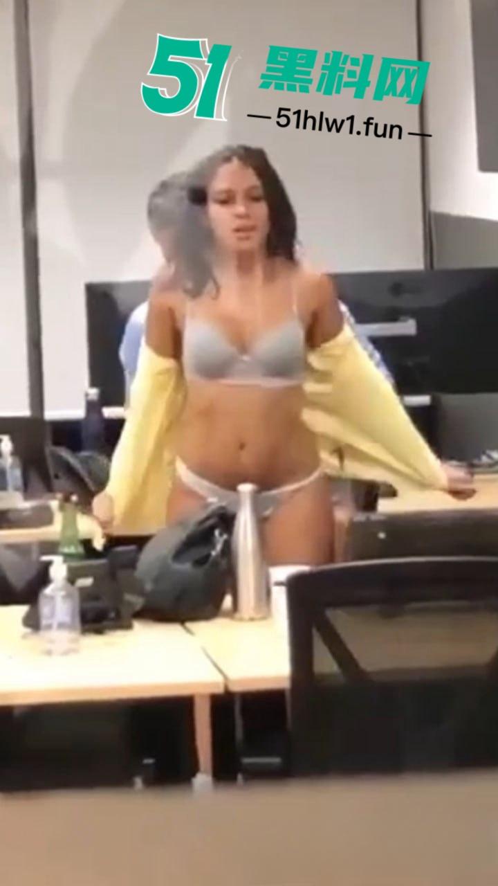 纽约警察局办公室，老警员偷情已婚女警被有心人拍下后直接曝光到网上，两人目前已经停职。-6