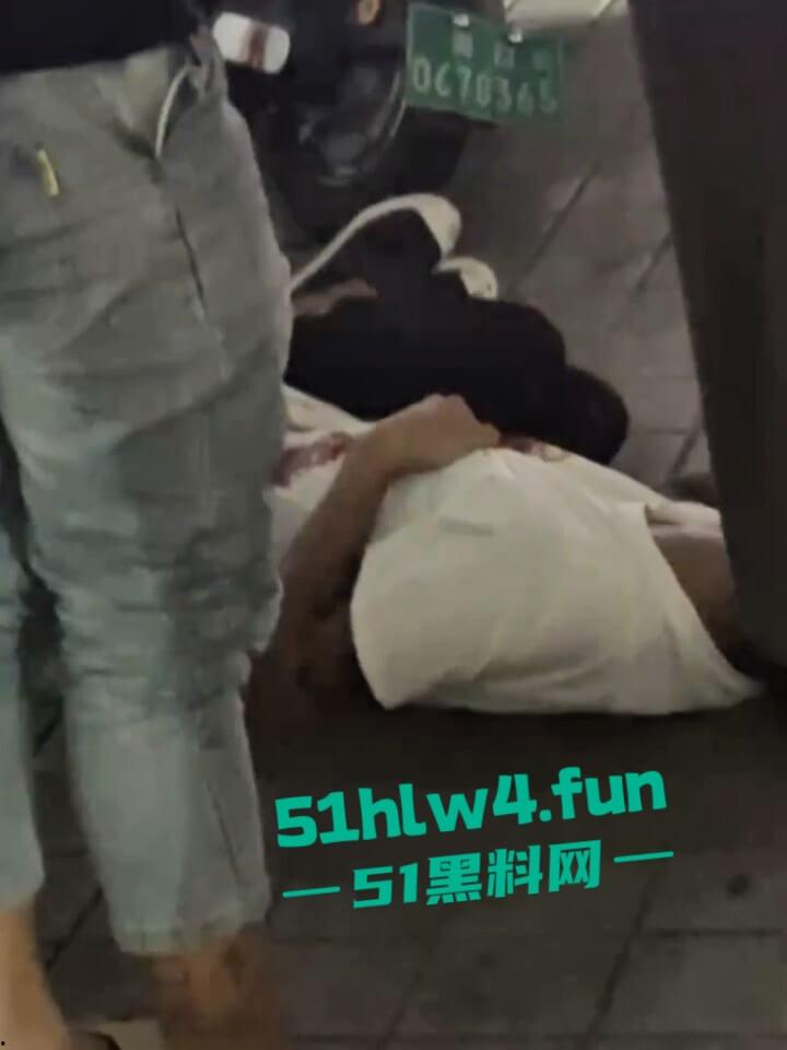 海南纹身精神小伙【侯小黑】只因多看别人女友一眼，就被人当场捅死下辈子记得眼睛别乱看了。-2