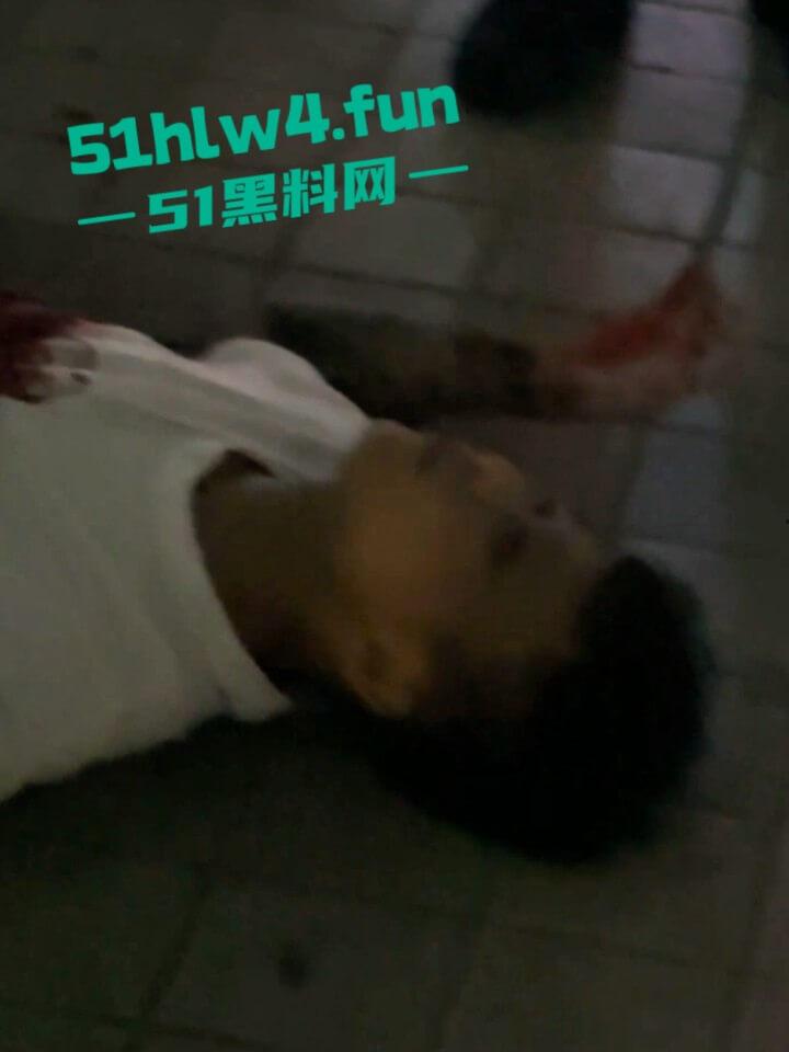 海南纹身精神小伙【侯小黑】只因多看别人女友一眼，就被人当场捅死下辈子记得眼睛别乱看了。-8