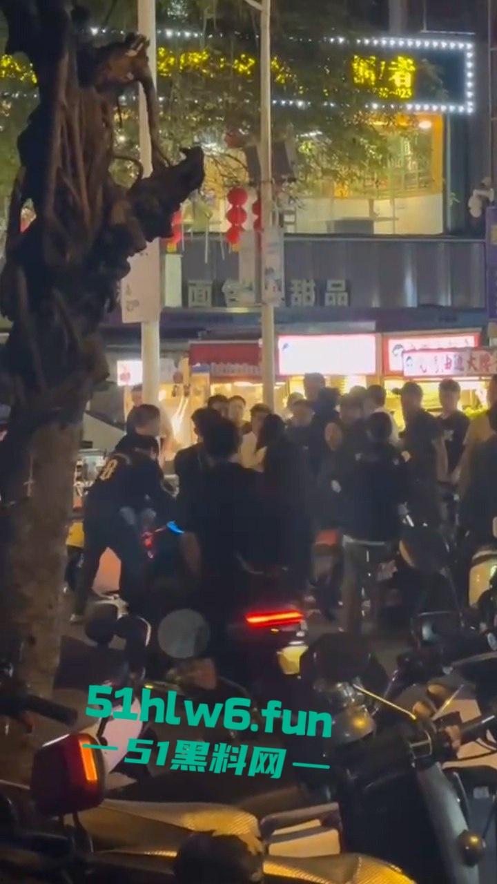 三亚港华夜市两摊主为争半米摊位持刀互砍，现场围观惨叫声惊悚起鸡皮。-3