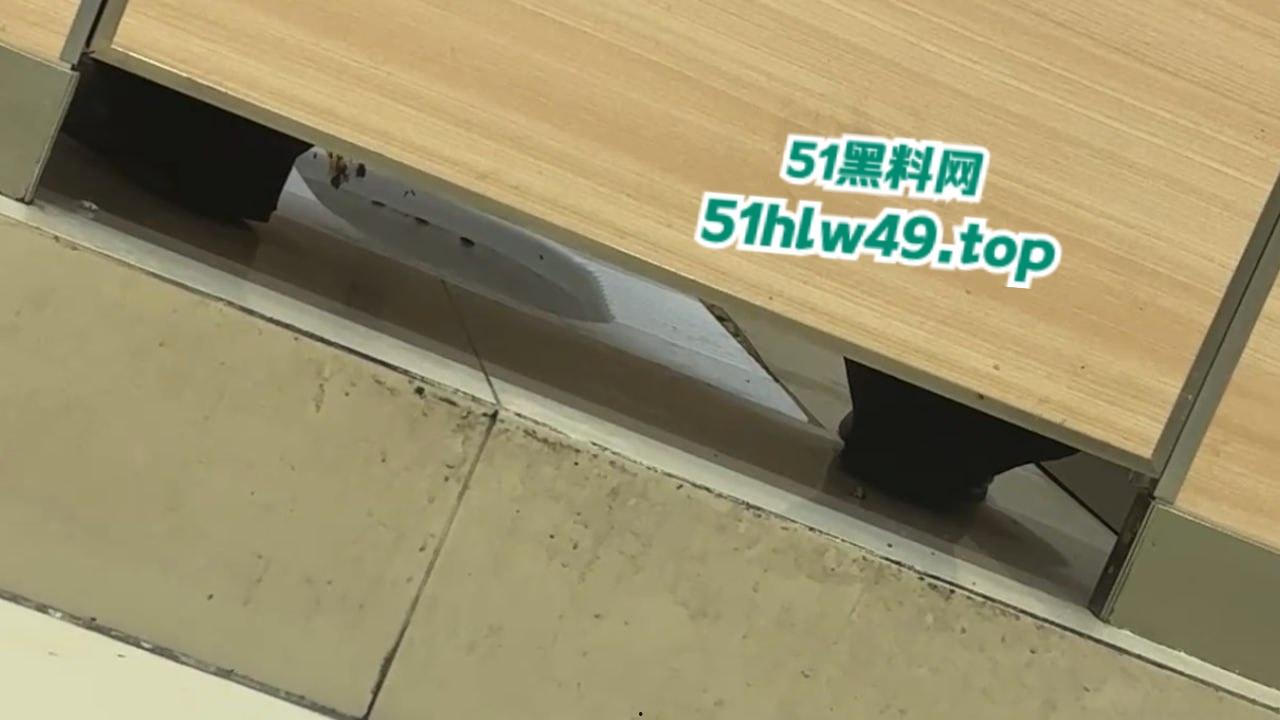 男子厕所看片打飞机被瓜友发现，洗手液瓶灌满水直接扔进去吓唬人，这不得吓阳痿了啊！-6