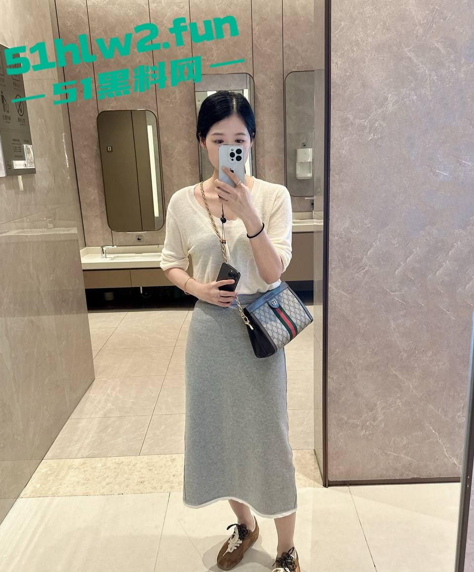 瓜友投稿前女友【刘亦菲】不输大明星，肤白貌美骚得要命，骚逼属性拉满，一摸就湿，粉嫩到让人冲动！-3