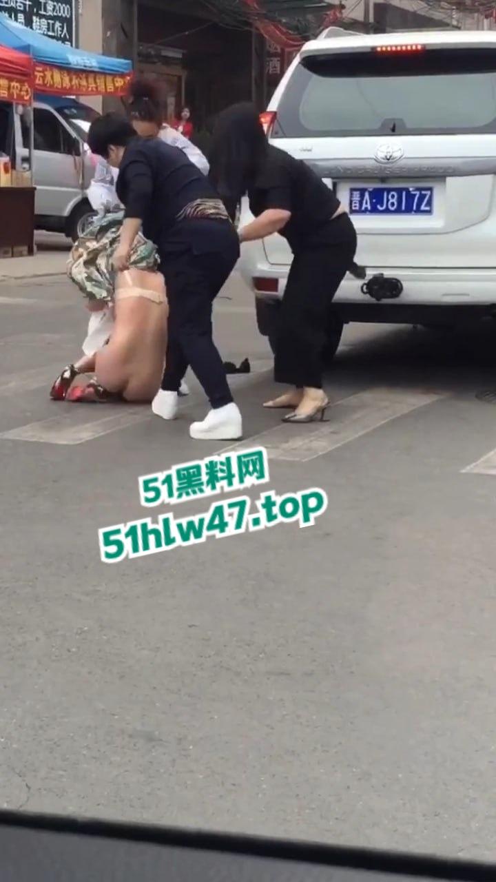 陕西太原抓小三现场,大妈带着三位姐妹当街抓小三,大街上边打边脱不得不说小三身材的确很赞。-2