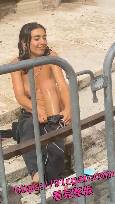 小情侣大白天户外毫不避讳 直接在楼梯上玩口交！被上方瓜友偷拍流出视频！-3