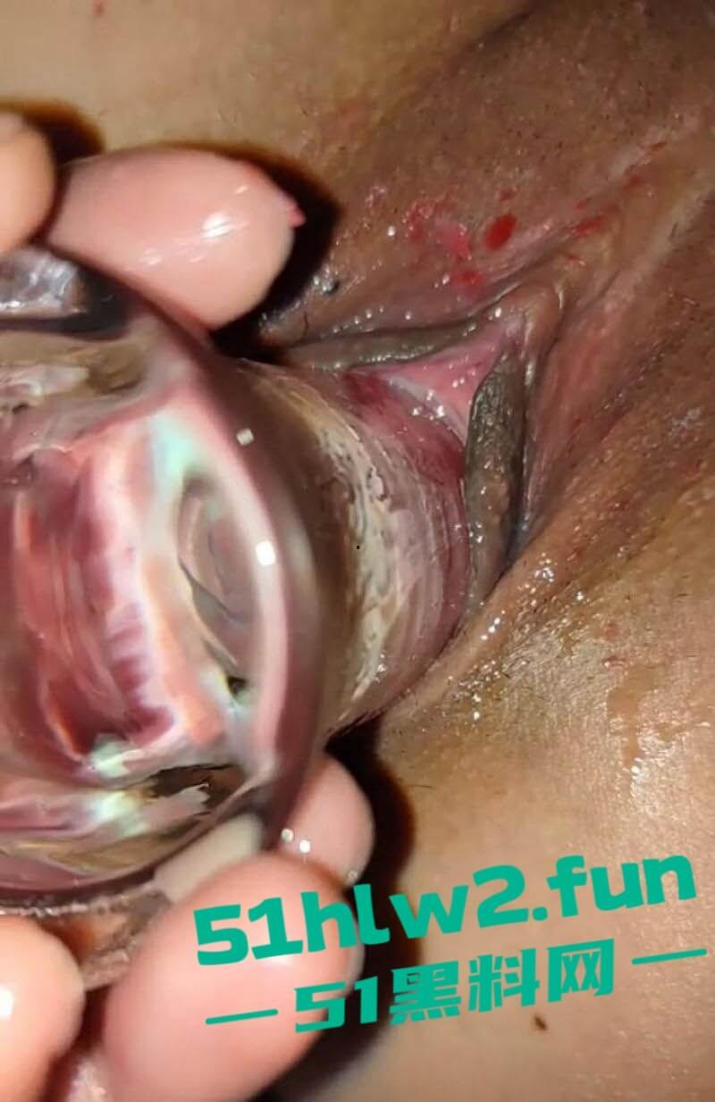 情人节最狂热瓜，JK黑丝清纯妹子玩SM爽了，一边被炮机狂抽一边往逼上滴红色燃料，还嫌不够刺激，再加一根按摩棒！-1