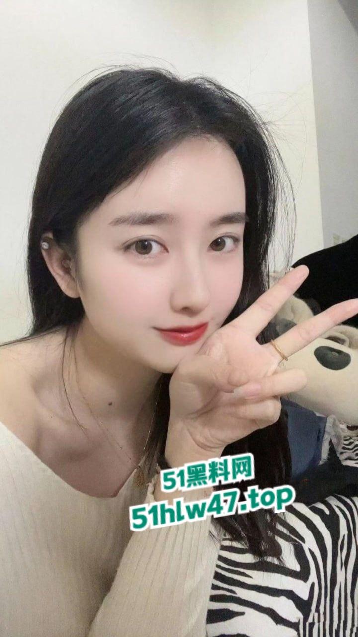 武汉大学计算机院，美女辅导员【徐曦】竟然偷偷直播玩擦边还私下裸聊约炮被学生发现后曝光。-1