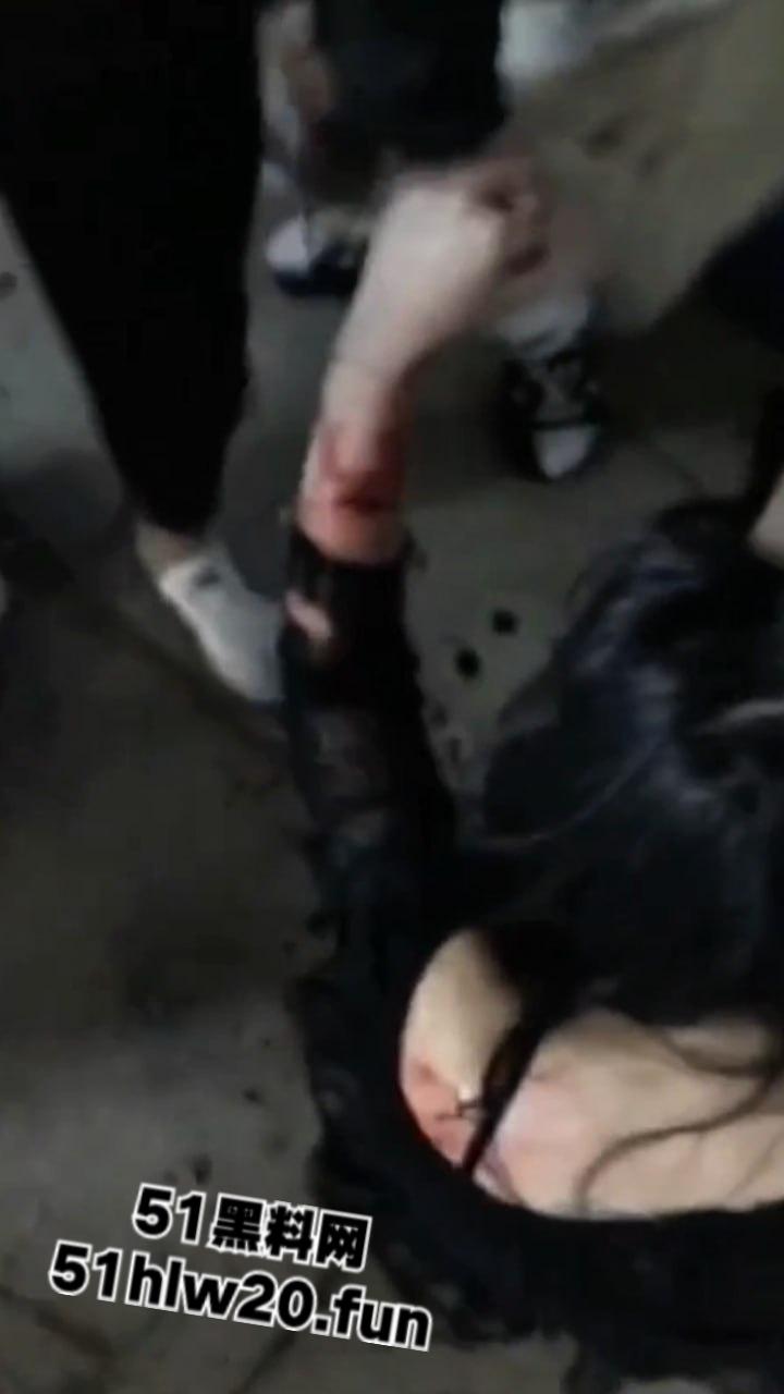 吉林长春精神小妹干架现场，一群精神小妹带着几个小伙围殴俩美女，打人者正在追捕当中。-1