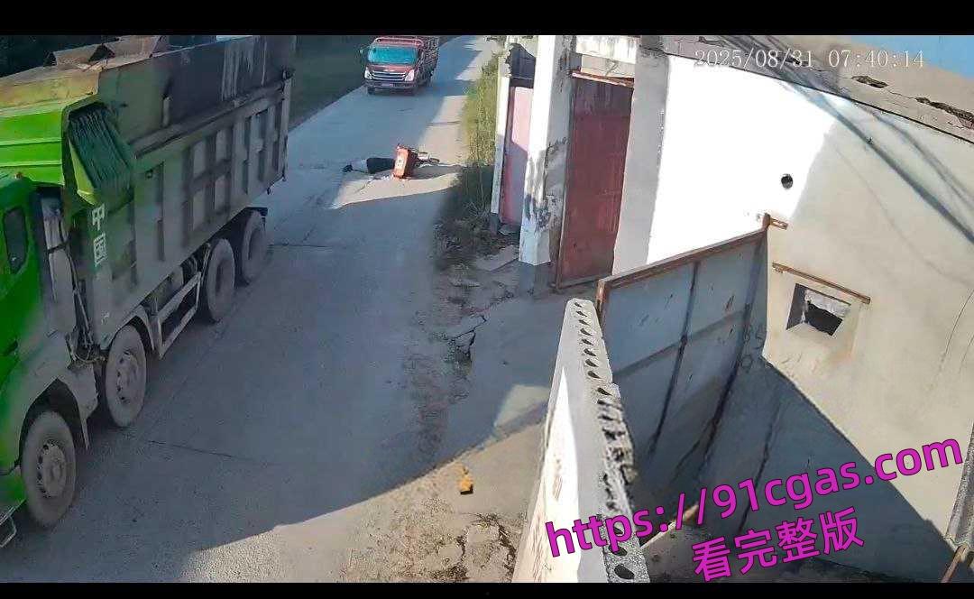 老太太三轮失控摔倒 卡车司机无辜碾压致死真倒霉坑死人了!-1