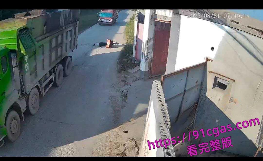 老太太三轮失控摔倒 卡车司机无辜碾压致死真倒霉坑死人了!-3