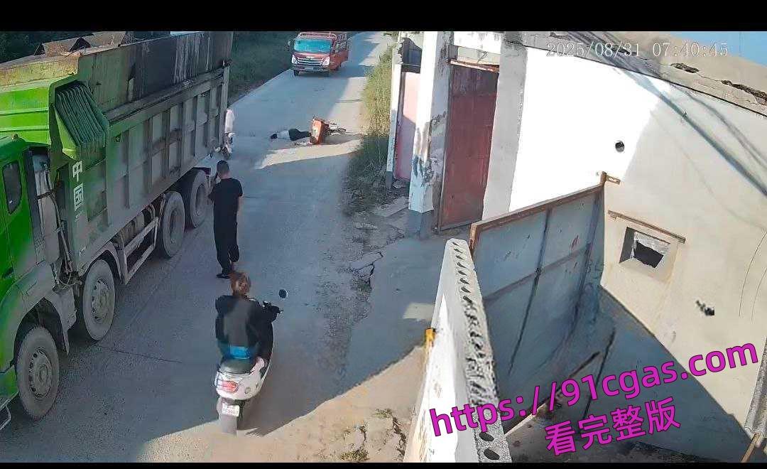 老太太三轮失控摔倒 卡车司机无辜碾压致死真倒霉坑死人了!-5