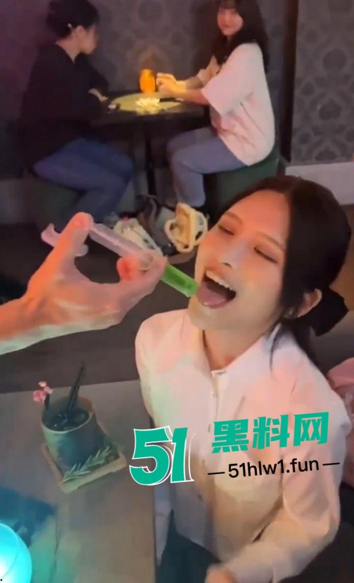 绝美颜值尤物母狗，大奶长腿身材一流超漂亮的脸蛋，鸡巴形成超反差对比吃鸡做爱视频流出。-13