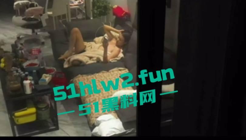 江苏南京市鼓楼区裸体大奶少妇欣赏了吗，瓜友用无人偷拍独守空房的裸装少妇看着很温柔舒服。-5