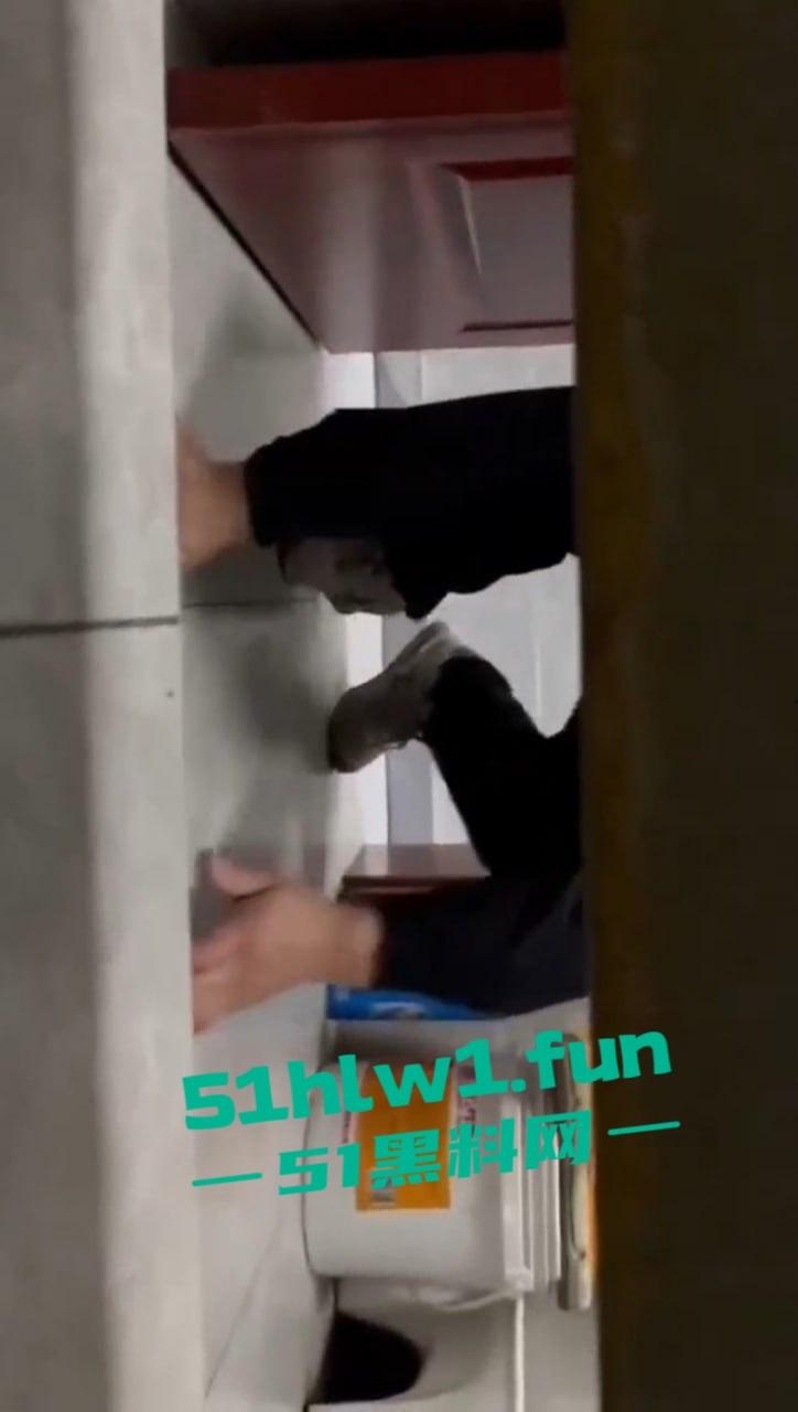 长春奇葩老头厕所偷窥放尿，天天跑错厕所骚扰娘们，跑路还想长四条腿真是老不正经！-4