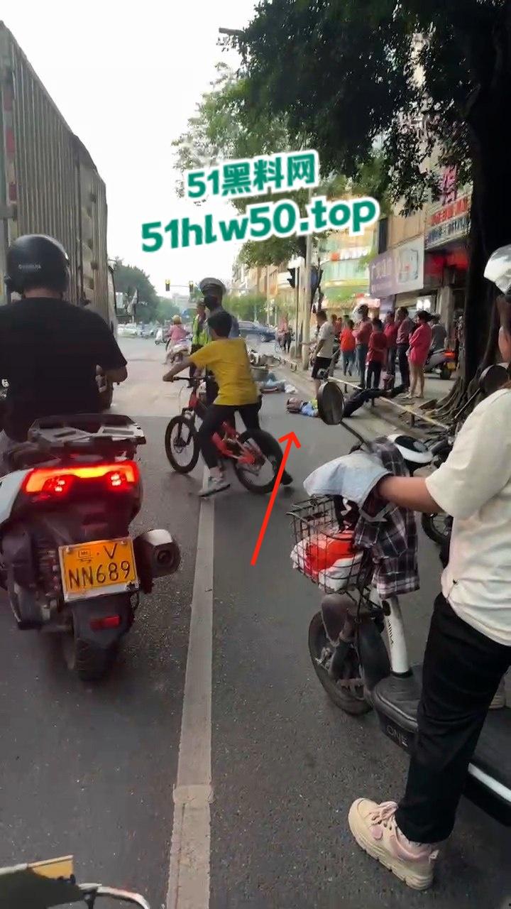 广东潮汕暴躁男在线作死，只因未戴头盔强行躲检撞飞交警双双倒地不起满脸是伤！-6